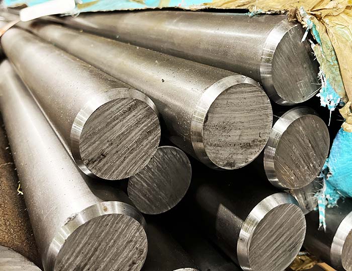 EN40B steel bars, available from stock.