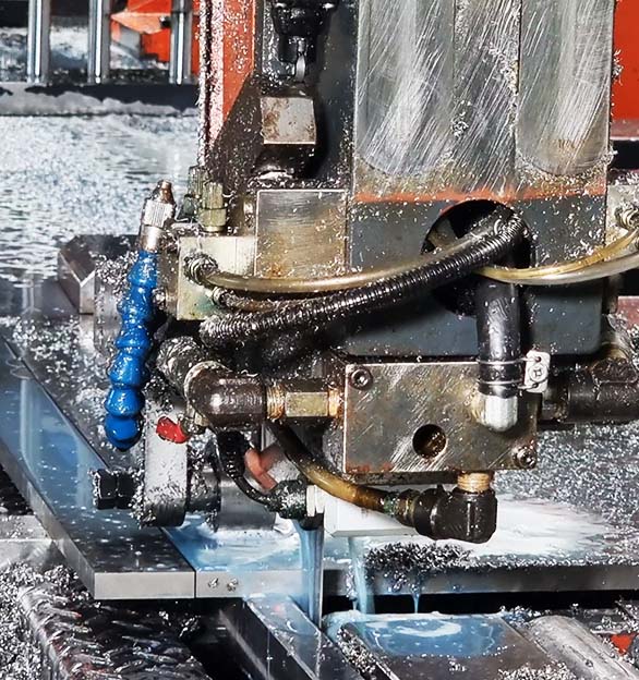 Metallverarbeitung Unsere Metallbearbeitungsdienstleistungen umfassen das Sägen von Blechen,