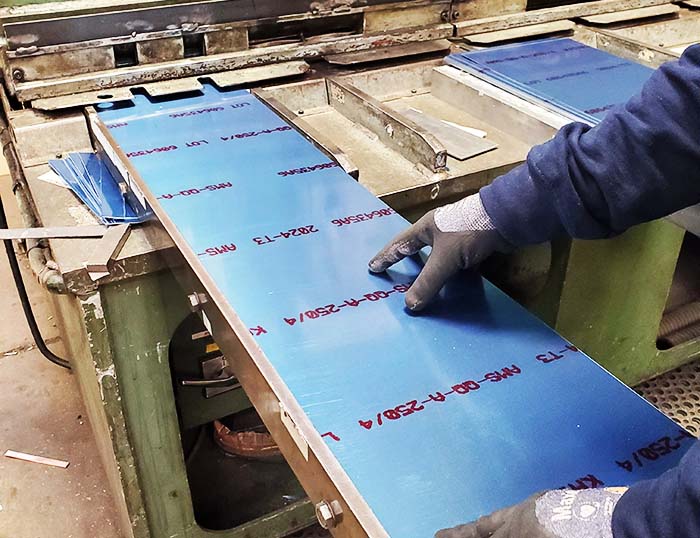 Wir führen die wärmebehandelbare Aluminiumlegierung 2024 für den Motorsportmarkt.