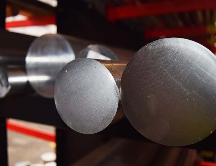 SHP 38-644 Titan wird in massiven Rundstangen gelagert.