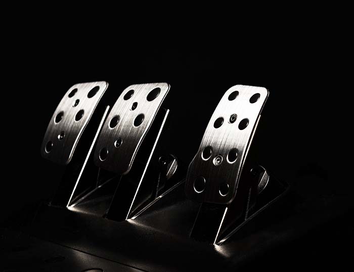 Les pédales des voitures de course sont souvent fabriquées en alliage d'aluminium 5083.