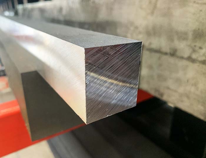 Barres carrées en aluminium Nos barres carrées en aluminium sont un produit idéal pour les charpentes et les structures.