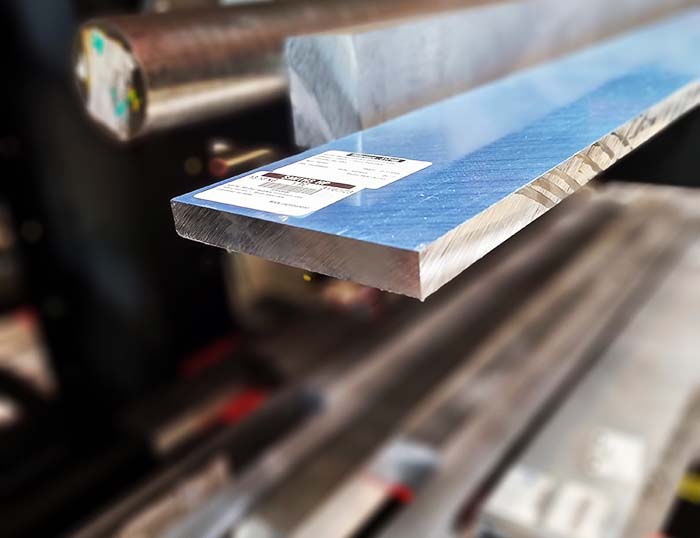 Barres plates en aluminium Nous stockons des barres plates en aluminium dans différentes qualités pour répondre à vos besoins en matière d'ingénierie.