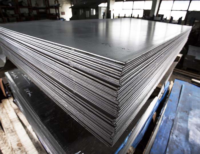 Tôles d'acier Nous utilisons des massicots industriels pour découper vos tôles d'acier rapidement et avec précision.