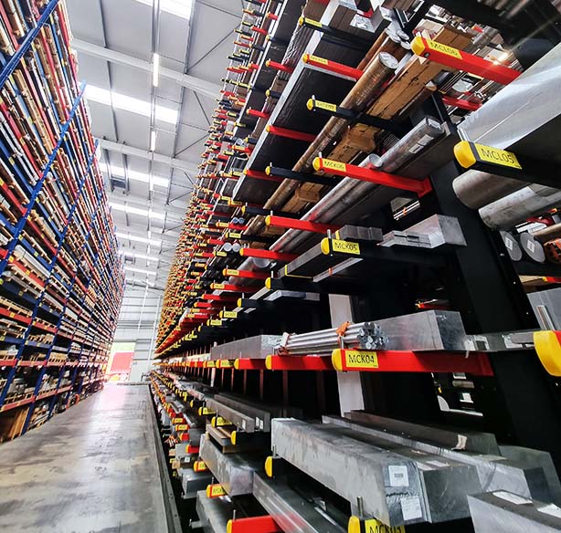 Nous fournissons des matériaux techniques de pointe, notamment des alliages et des plastiques, au marché mondial du sport automobile.