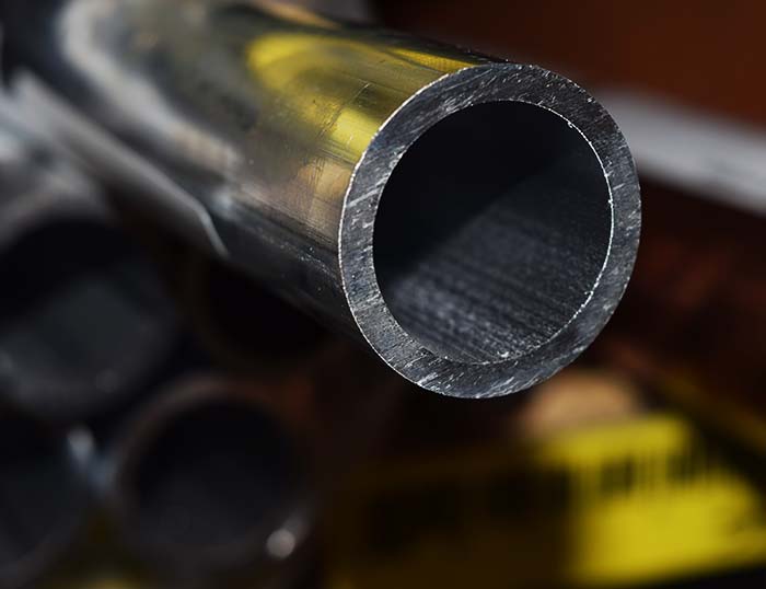 Tubes en titane Nous fournissons des services de coupe spécialisés pour traiter vos tubes de titane à des longueurs spécifiques.