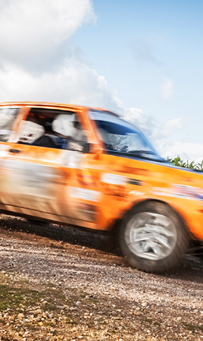 Nous stockons des alliages et des plastiques techniques pour le marché du sport automobile.