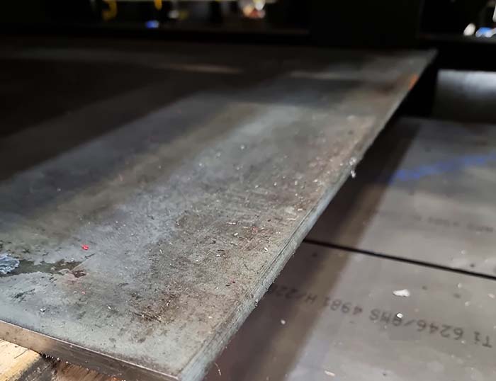 Plaques Nous utilisons des scies à plaques verticales et à commande numérique pour découper vos plaques d'acier sur mesure.