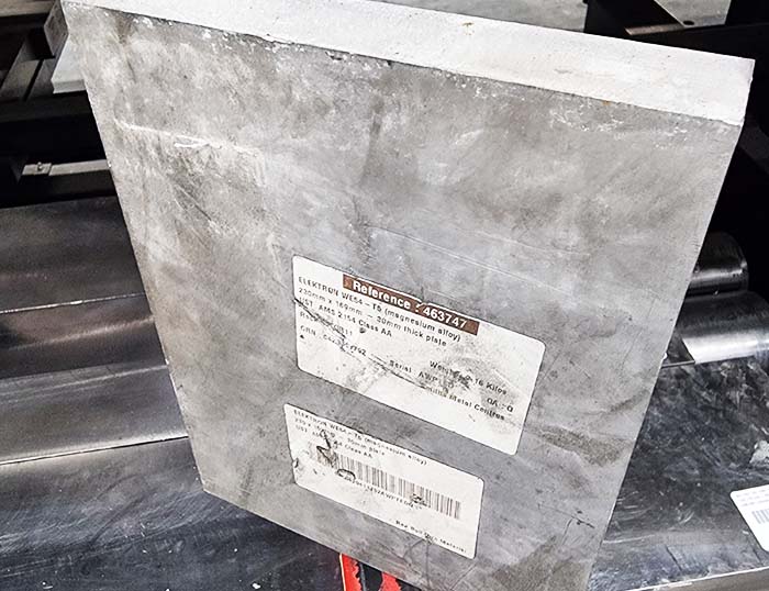 Plaques Nous avons mis en place des méthodes de travail spécifiques pour découper les tôles de magnésium en interne.