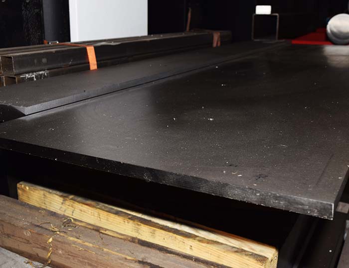 Plaques Nous utilisons un équipement de sciage de pointe pour découper nos plaques de titane sur mesure.