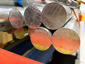 L'aluminium est moins cher tout en offrant un rapport résistance/poids intéressant.