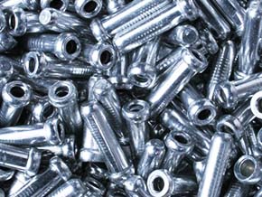 Les fixations sont fabriquées en acier inoxydable durci par précipitation.