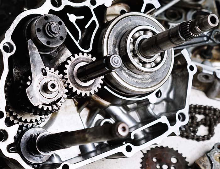 Alberi a gomito, alberi a camme e ingranaggi sono prodotti regolarmente con il 32CDV13.