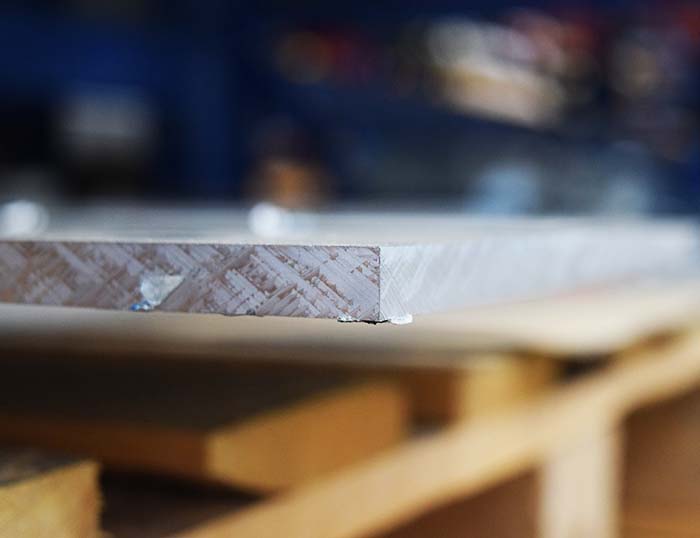 Piastra in acciaio inossidabile Utilizziamo seghe verticali e CNC per tagliare le nostre piastre in acciaio inossidabile.