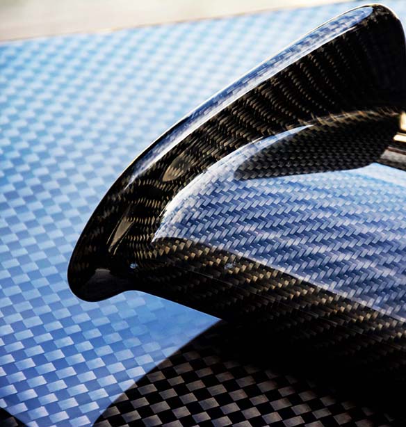 Le piastre in fibra di carbonio sono incredibilmente leggere, estremamente resistenti e facilmente modellabili.