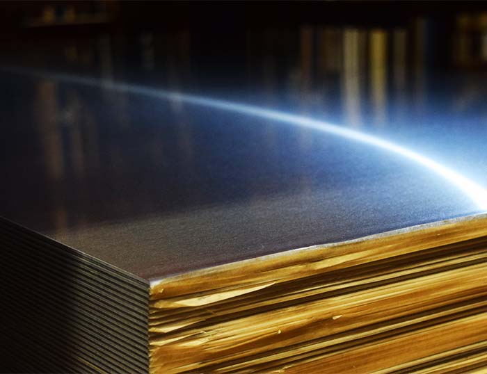 Prodotti in titanio in lamiere Il nostro servizio di ghigliottinatura assicura che i vostri prodotti in lastre di titanio siano tagliati nelle dimensioni esatte.