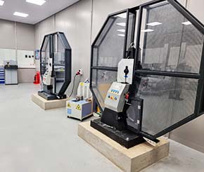 Testiamo i materiali internamente, grazie al nostro laboratorio di prova accreditato UKAS.